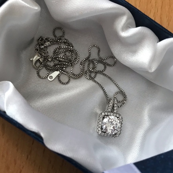 White cubic zirconia necklace - Picture 6 of 8